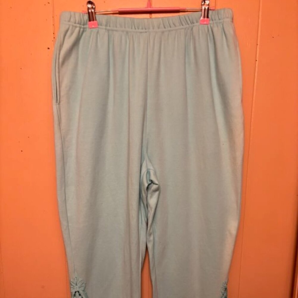 SIZE LARGE BLAIR CAPRI LEGGINGS WITH BEAUTIFUL LACE AT BOTTOM OF EACH LEG